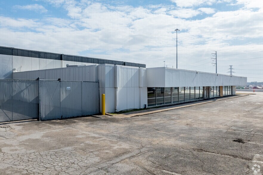 More Photos Of 12925 Lyndon B Johnson Fwy, Garland Showroom For Lease
