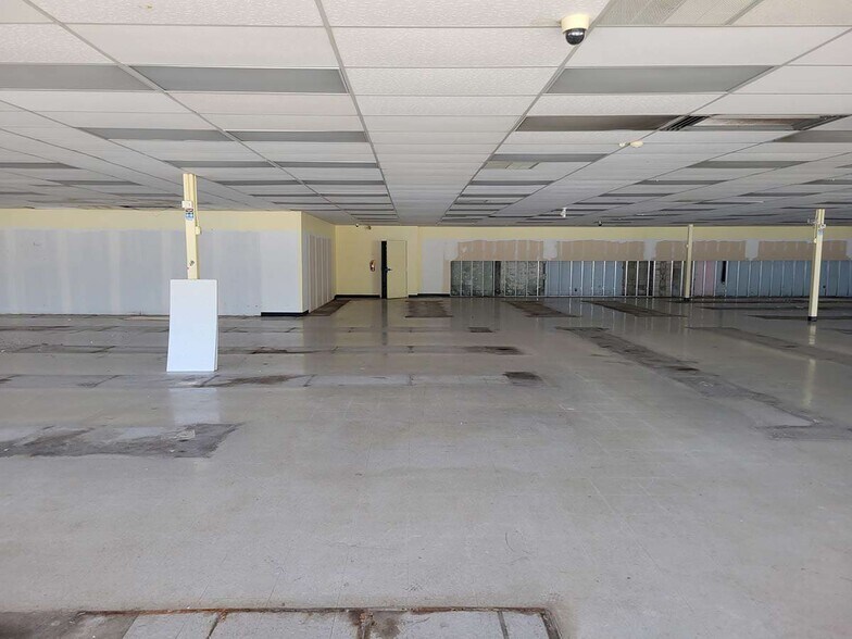 More Photos Of 1121 N Reynolds Rd, Toledo Freestanding For Sale