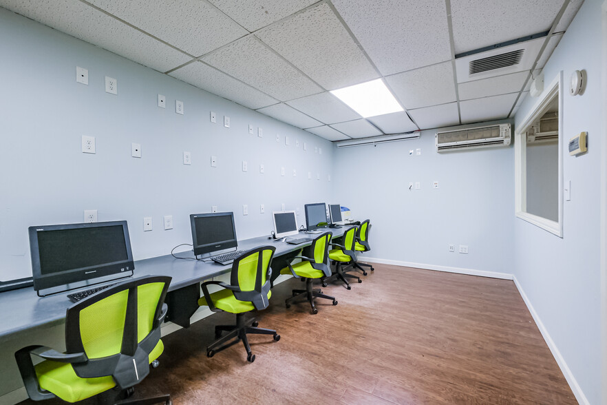 More Photos Of 8200 Westglen Dr, Houston Loft Creative Space For Lease