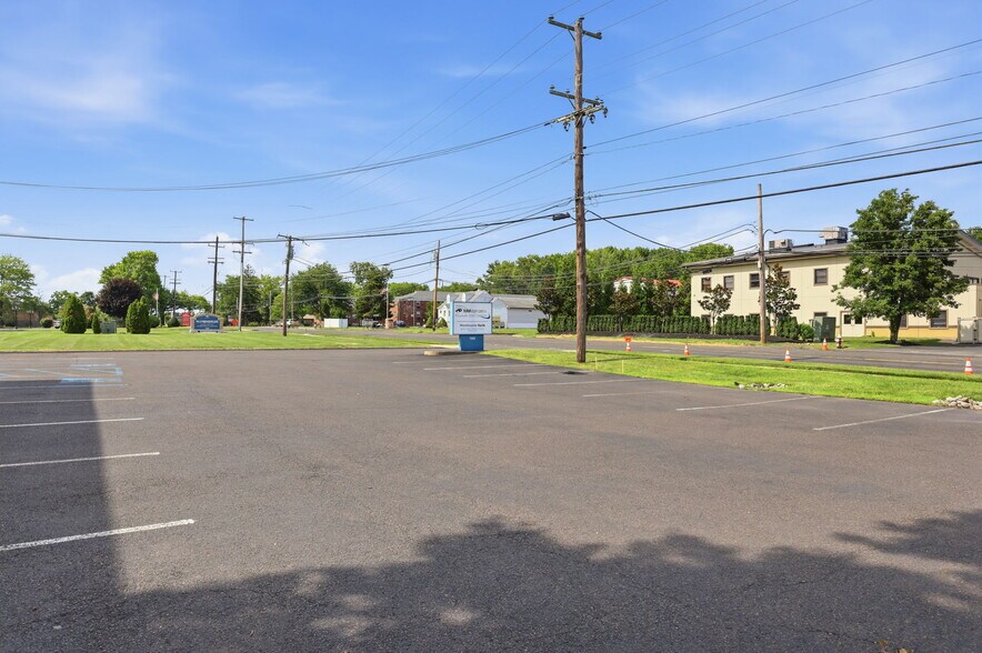 More Photos Of 1568 Woodbourne Rd, Levittown Office For Lease