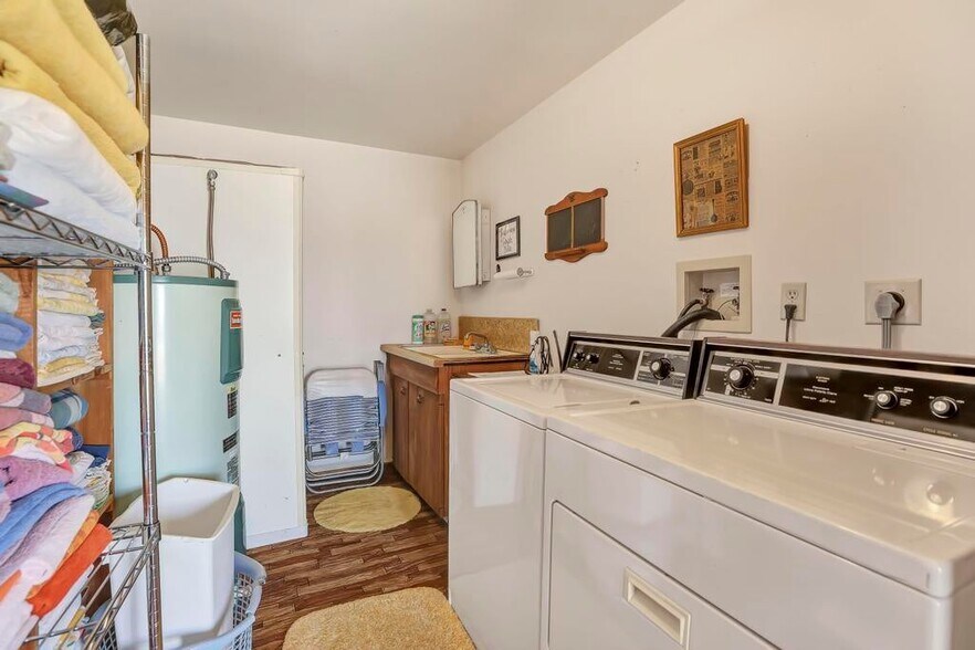 More Photos Of 319 W Magic Rd, West Magic Hospitality For Sale