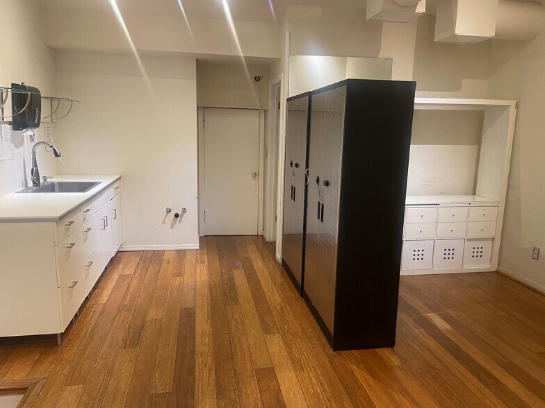 More Photos Of 2887 College Ave, Berkeley Storefront For Lease