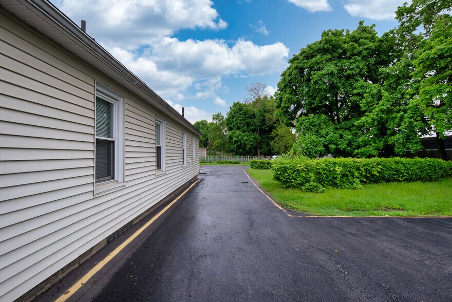 More Photos Of 1221 Altamont Ave, Schenectady Office For Sale