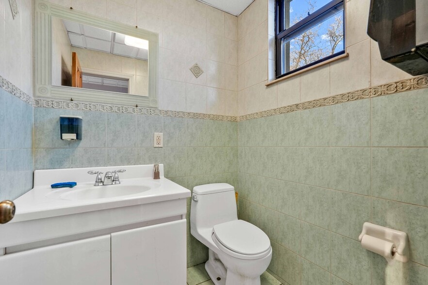 More Photos Of 4557 Bell Blvd, Bayside Medical For Lease