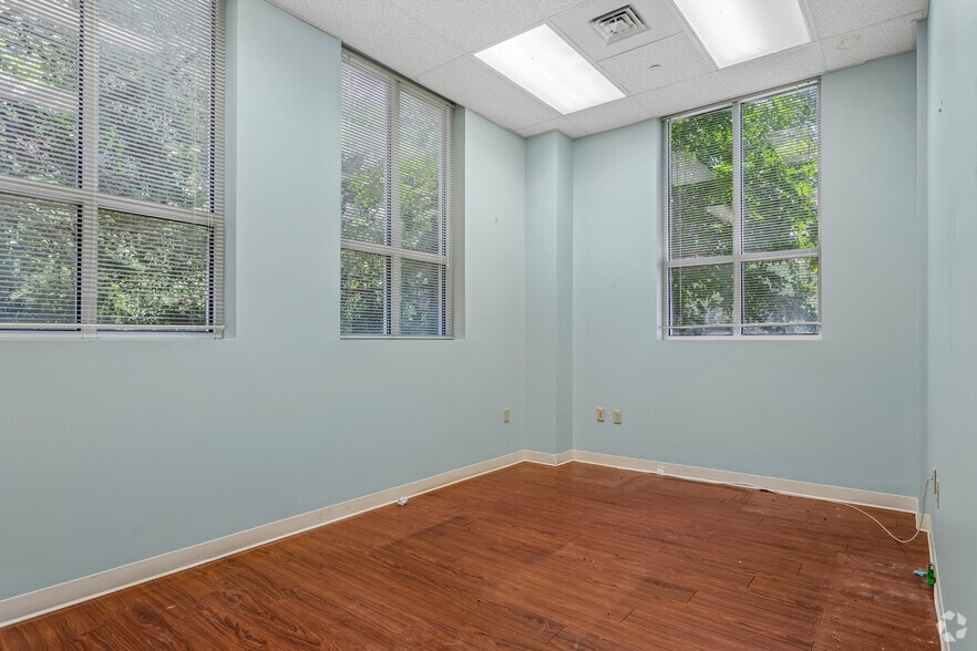 More Photos Of 7800 Wolf Trail Cv, Germantown Medical For Sale