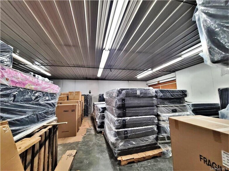 More Photos Of 186 E Broadway, Monticello Service For Sale