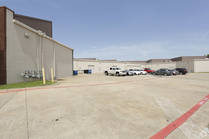 More Photos Of 1100 Jupiter Rd, Plano Showroom For Lease