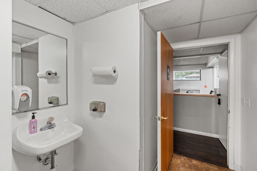 More Photos Of 2702 Flushing Rd, Flint Office For Sale