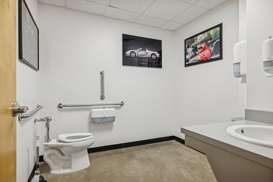 More Photos Of 702 Woodland St, Columbia Showroom For Sale