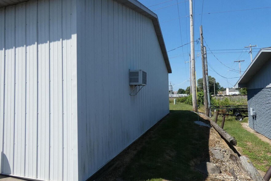 More Photos Of 2410 S Cleveland Ave, Saint Joseph Flex For Sale