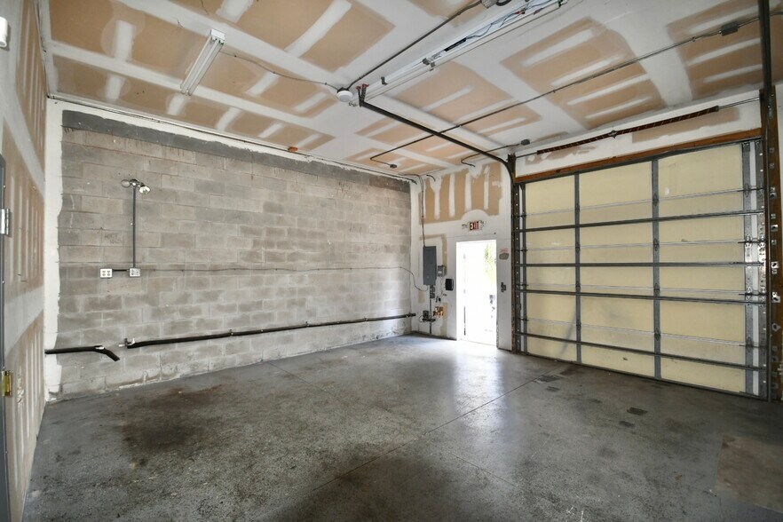 More Photos Of 17218 Toledo Blade Blvd, Port Charlotte Unknown For Lease