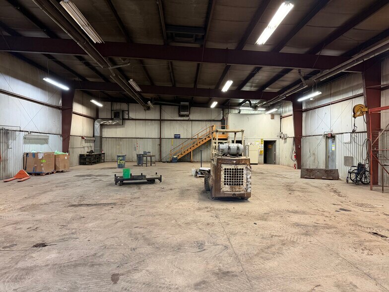 More Photos Of 1705 Dixie Rd, Neenah Flex For Lease