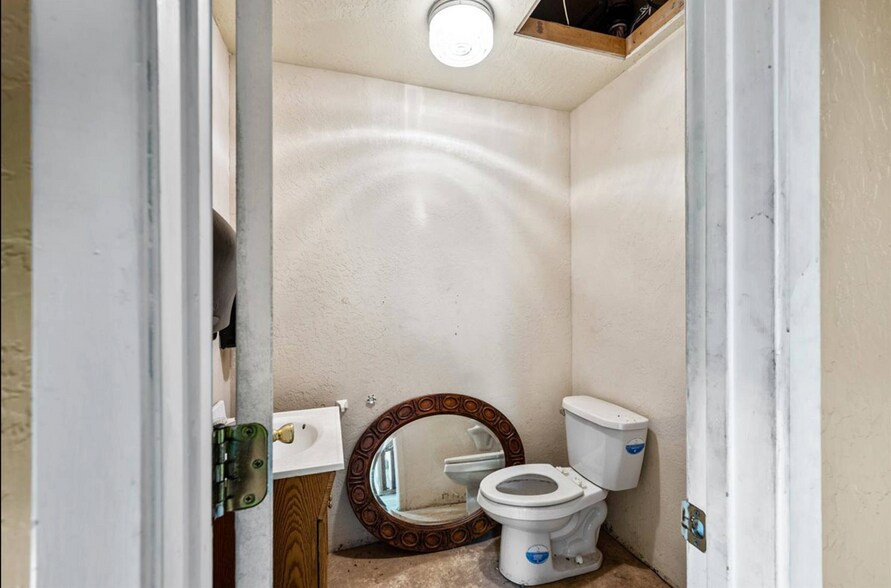 More Photos Of 1511 NW Cache Rd, Lawton General Retail For Sale