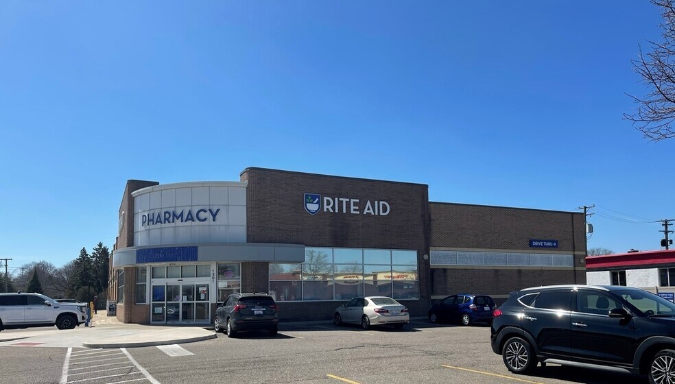 More Photos Of 1301 W 14 Mile Rd, Clawson Freestanding For Lease
