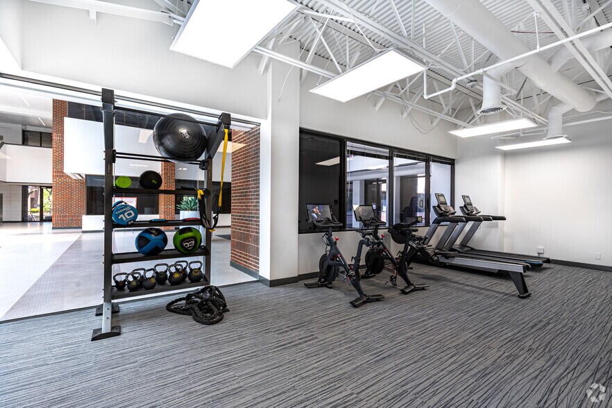 More Photos Of 17330 Preston Rd, Dallas Office For Lease