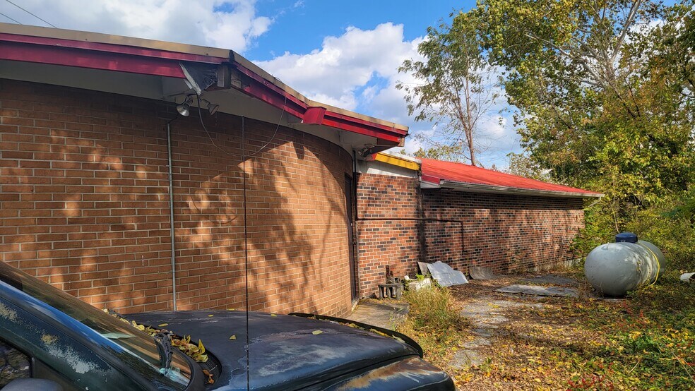 More Photos Of 1611 Main, Tazewell Restaurant For Sale