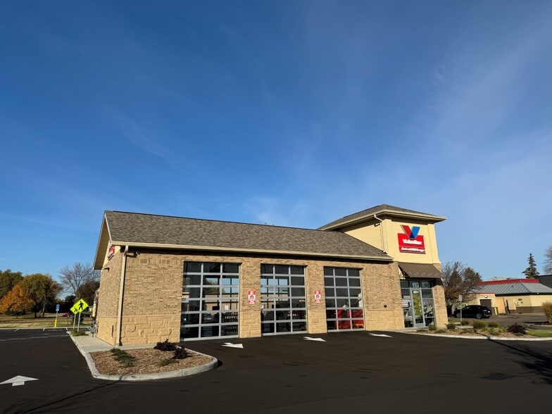 More Photos Of 7039 10th St N, Oakdale Auto Repair For Sale