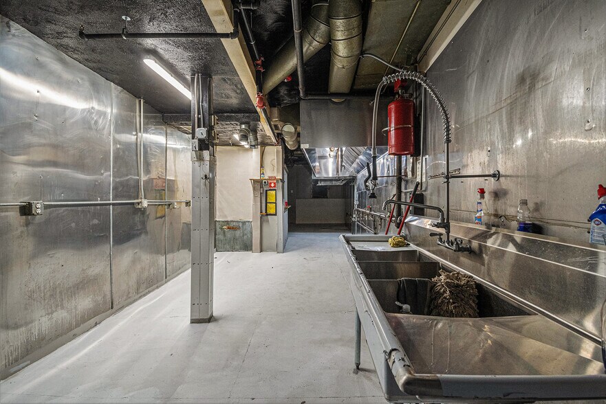 More Photos Of 6500 Railroad Ave, Omaha Restaurant For Lease