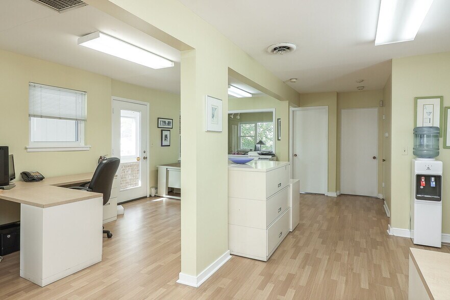 More Photos Of 152 Burlington Ave, Clarendon Hills Storefront Retail Office For Sale