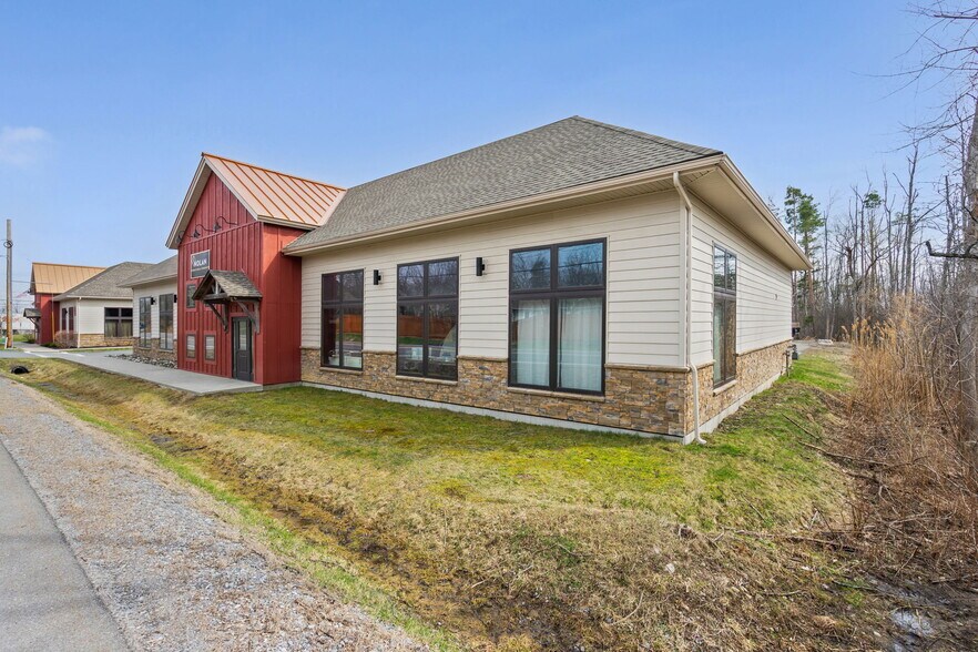 More Photos Of 1 Charlton Rd, Ballston Spa Freestanding For Lease