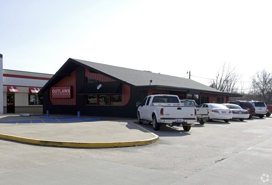 Primary Photo Of 3121 E Frank Phillips Blvd, Bartlesville Restaurant For Sale