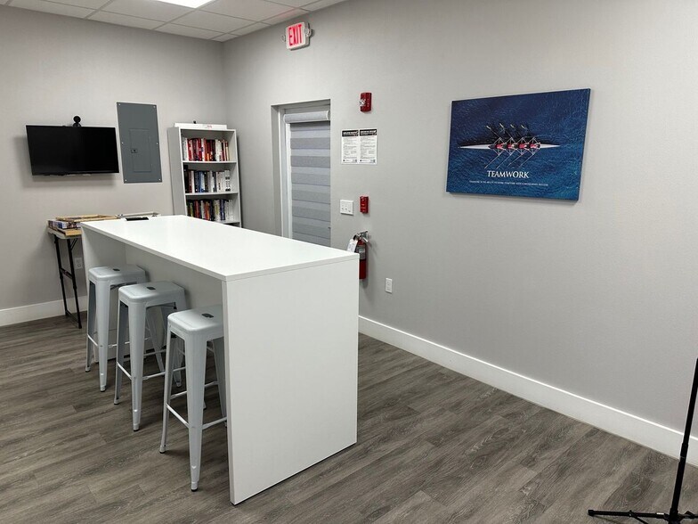 More Photos Of 2856-2868 University Pky, Sarasota Medical For Lease