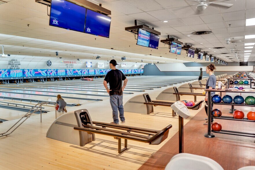More Photos Of 83 Woodport Rd, Sparta Bowling Alley For Sale