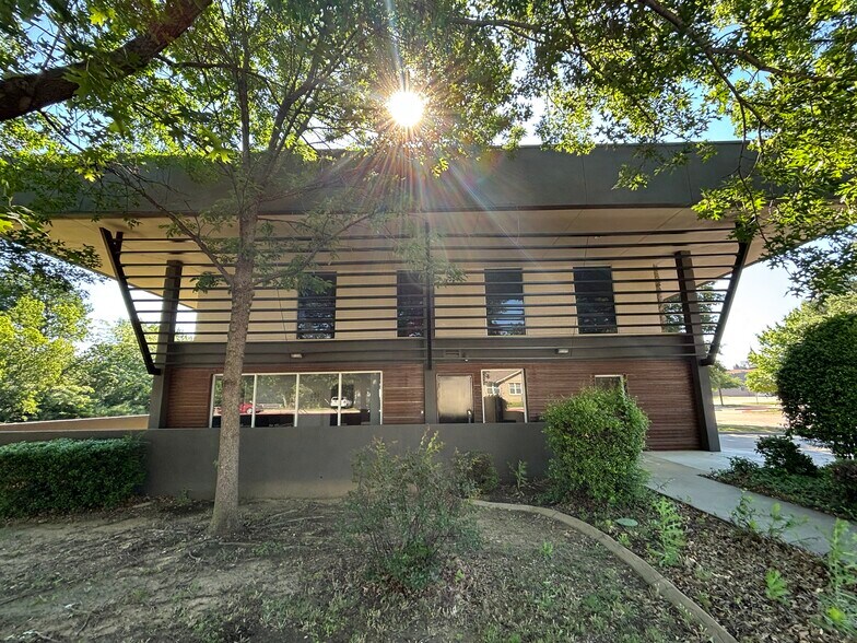 More Photos Of 414 W Parkway St, Denton Loft Creative Space For Sale