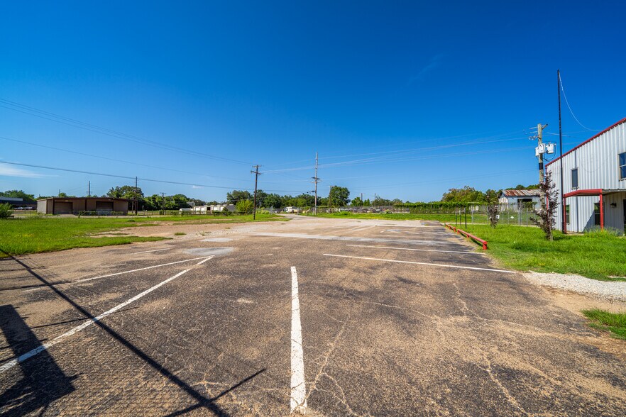 More Photos Of 2103 E SH 31, Kilgore Warehouse For Lease