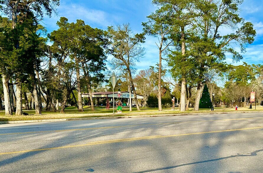 More Photos Of 21499 Eva St, Montgomery Office For Lease