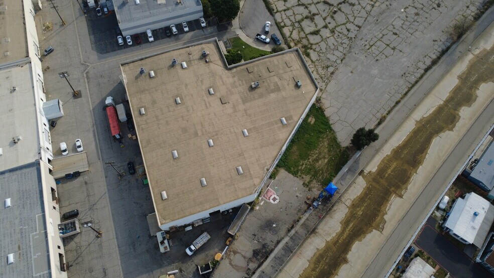 More Photos Of 21301-21305 Itasca St, Chatsworth Warehouse For Lease
