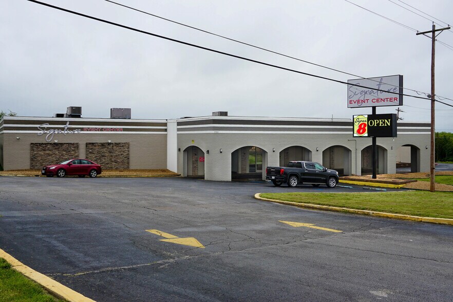 Primary Photo Of 1701 Martin Springs Dr, Rolla Freestanding For Sale