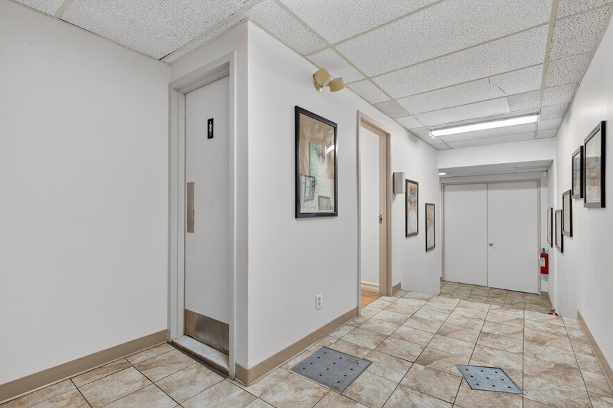 More Photos Of 1558 Rue Viel, Montréal Office For Sale