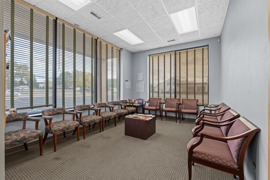 More Photos Of 28565-28585 Schoenherr Rd, Warren Medical For Lease