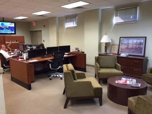 More Photos Of 2800-2828 W Country Club Dr, Oklahoma City General Retail For Lease