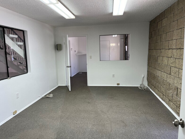 More Photos Of 817-873 W 9th St, San Jacinto Warehouse For Lease