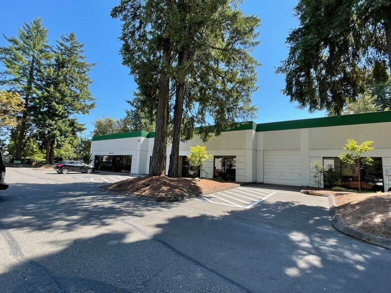 More Photos Of 17400 SW Upper Boones Ferry Rd, Portland Showroom For Lease