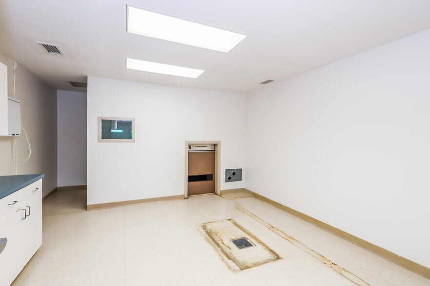 More Photos Of 1487 Belk Blvd, Oxford Office For Sale