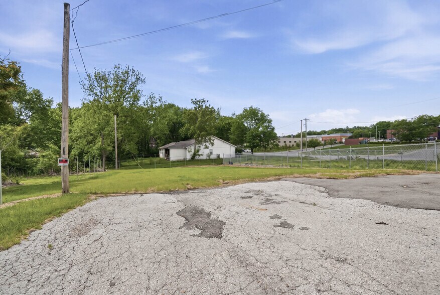 More Photos Of 307 E 23rd St S, Independence Office For Sale