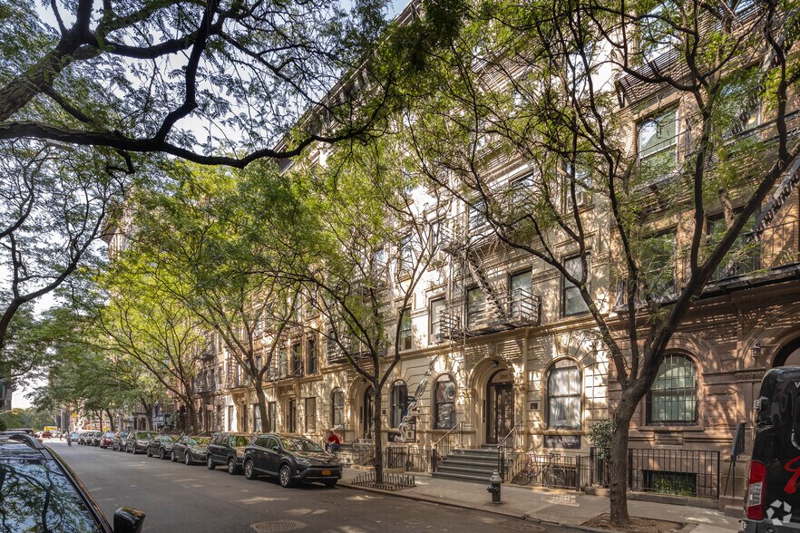 More Photos Of 211 W 80th St, New York Apartments For Lease