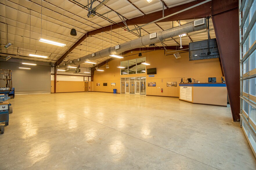 More Photos Of 7044 Interstate 10, Sealy Distribution For Sale