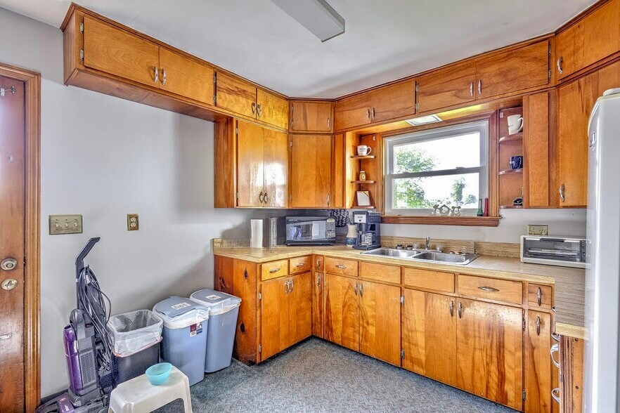 More Photos Of 719 Coshocton Ave, Mount Vernon Office For Sale