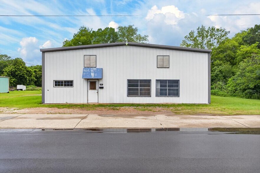 Primary Photo Of 903 Sayers St, Lufkin Warehouse For Sale