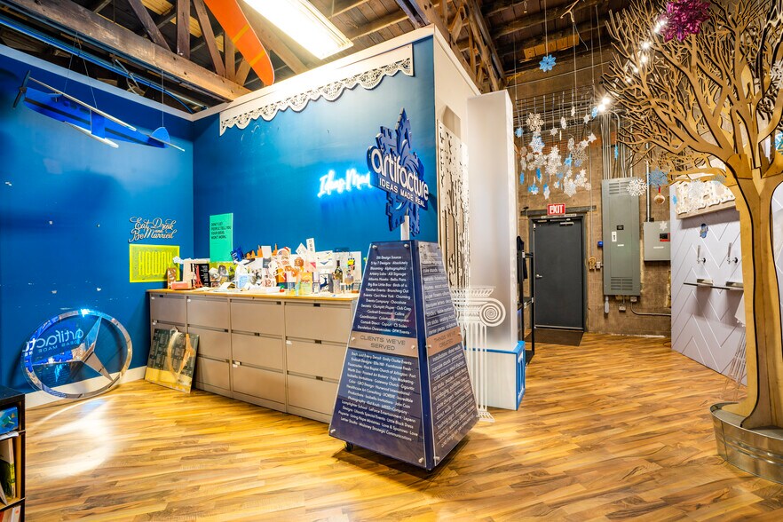 More Photos Of 2005 Wall St, Dallas Showroom For Lease