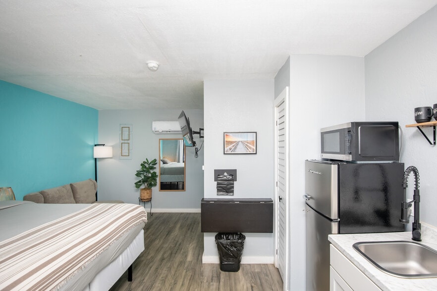 More Photos Of 1915 N Atlantic Ave, Daytona Beach Hotel For Sale