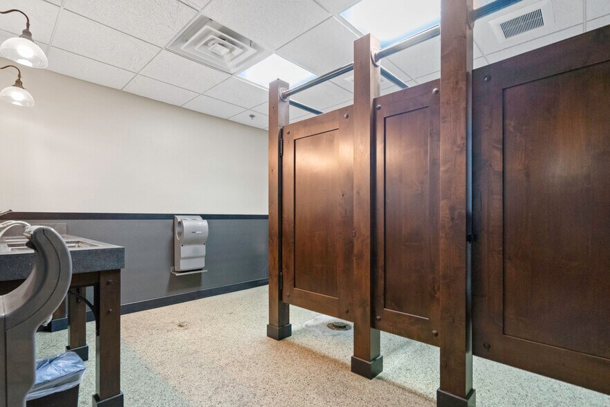 More Photos Of 1674 N Industrial Ave, Ottawa Manufacturing For Sale