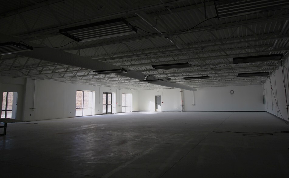 More Photos Of 2301 NW 12th St, Lincoln Showroom For Lease