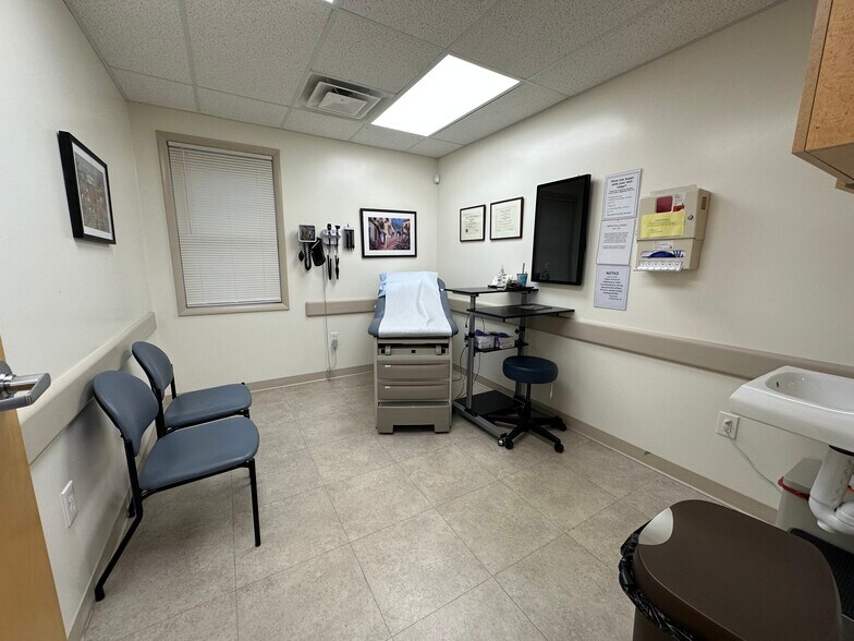 More Photos Of 2 Emma Ln, Clifton Park Medical For Lease