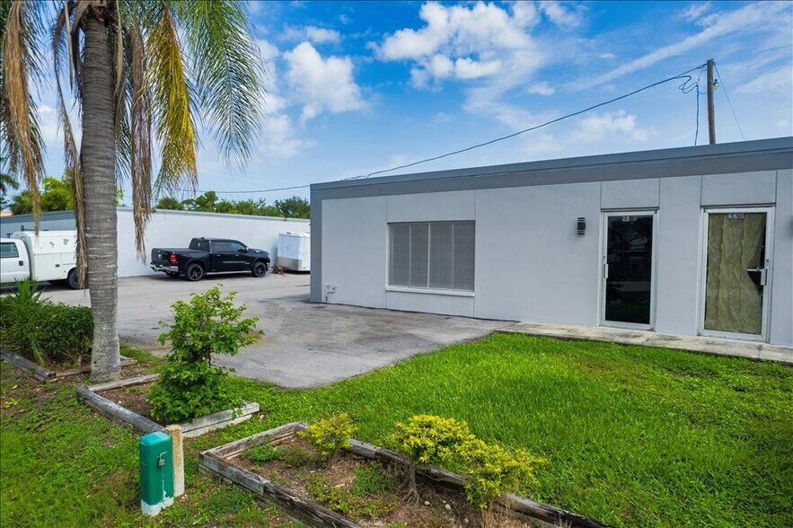More Photos Of 2231-2235 Bruner Ln, Fort Myers Distribution For Sale