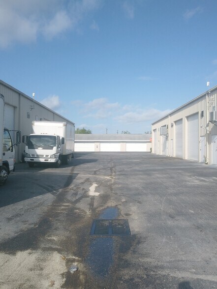 More Photos Of 2787 N Airport Rd, Fort Myers Warehouse For Lease